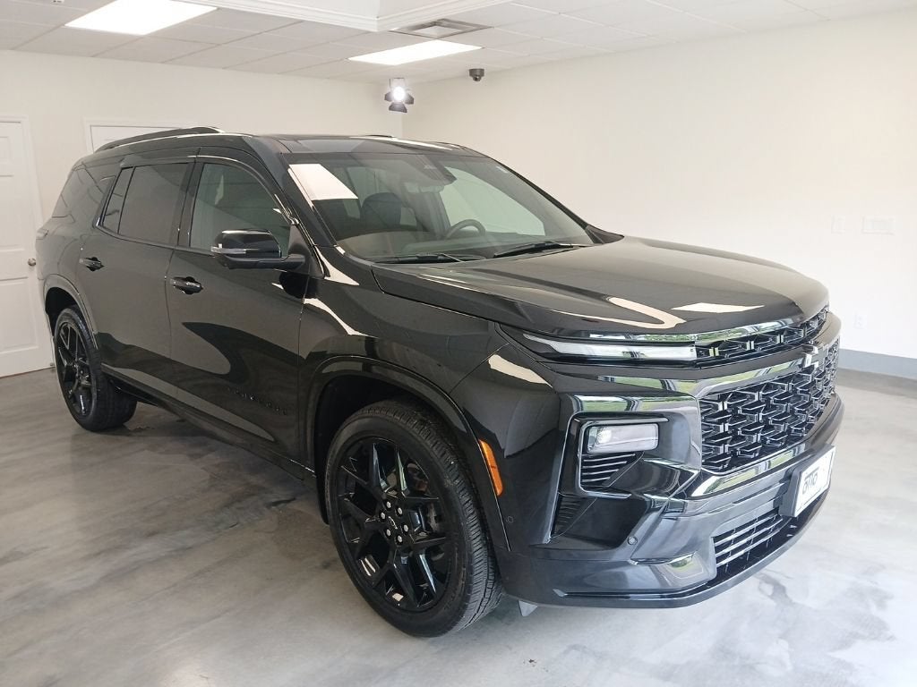 2024 Chevrolet Traverse RS in Mosaic Black Metallic — front three-quarter view